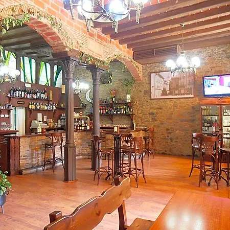 Virgen De La Encina 酒店 2*