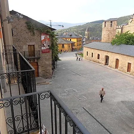 Virgen De La Encina فندق